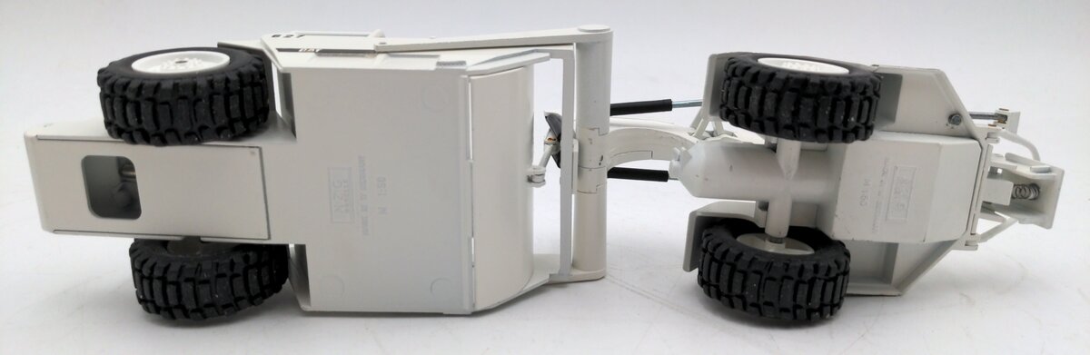 NZG 127 1:50 Scale Diecast Caterpillar 627 Push Pull Scraper- White EX/Box