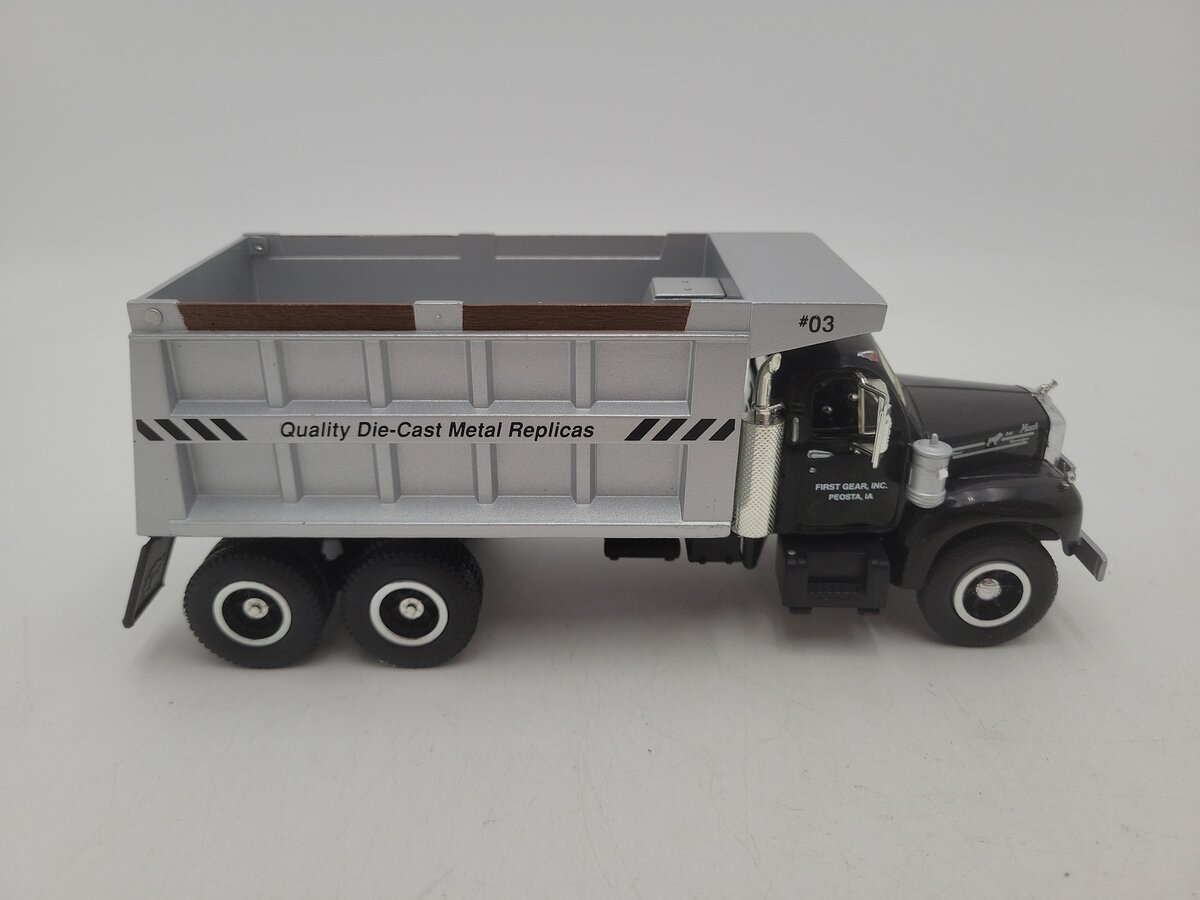 First Gear 19-0008 1:34 Scale 1960 Model B-61 Mack Dump Truck EX/Box