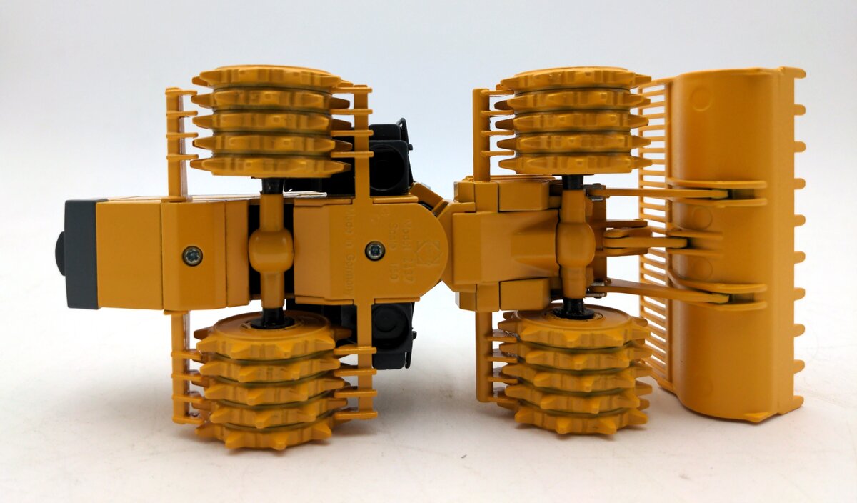Conrad 2437 1:50 Scale WA-3 Series Komatsu Compactor WF 450-3 VG/Box