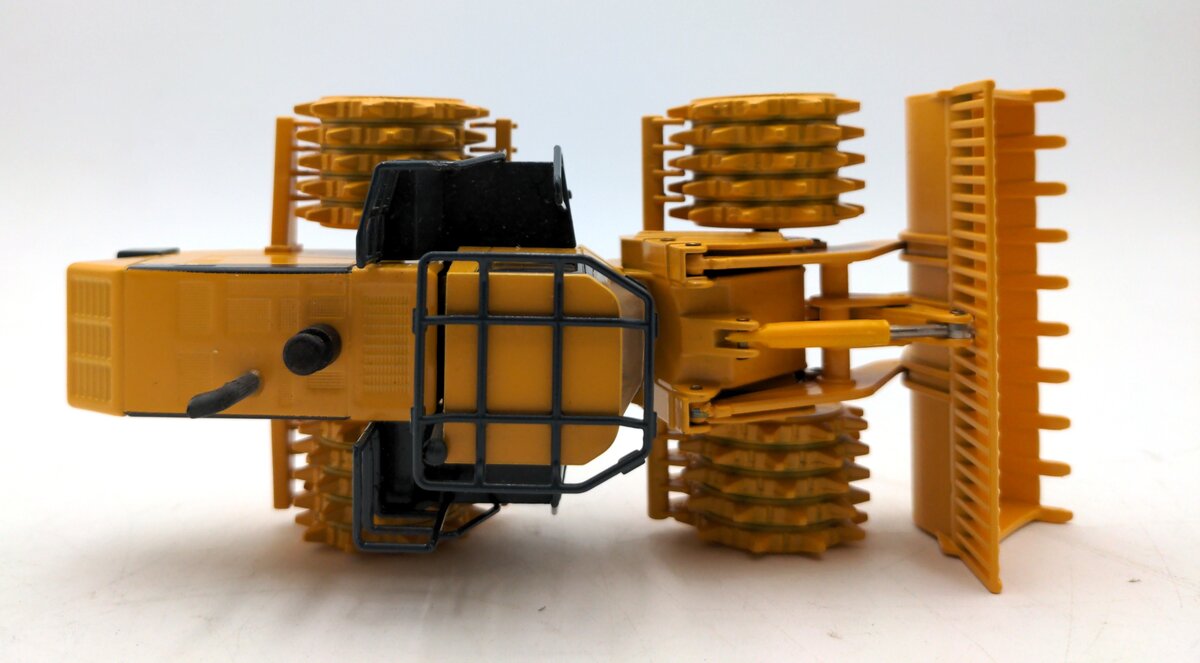 Conrad 2437 1:50 Scale WA-3 Series Komatsu Compactor WF 450-3 VG/Box
