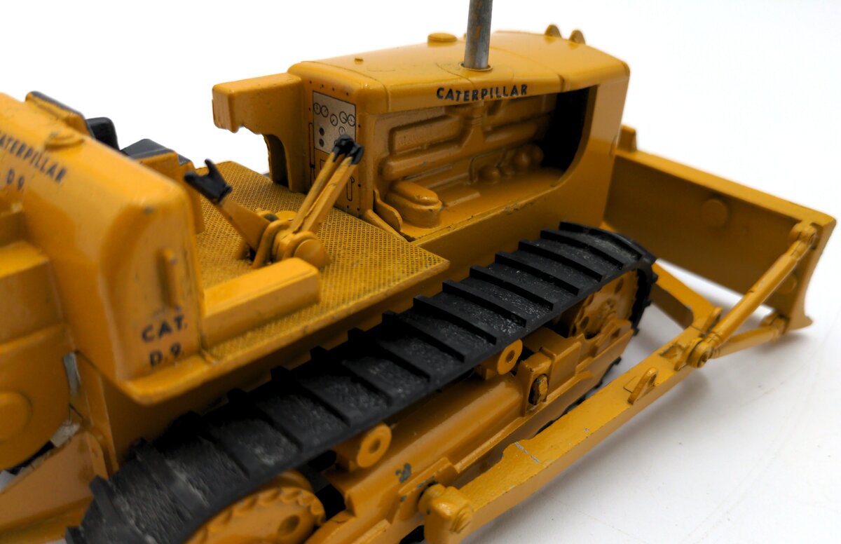 Tri-Ang 116 1:42 Scale 1959 Spot-On Caterpillar D9 Bulldozer VG/Box