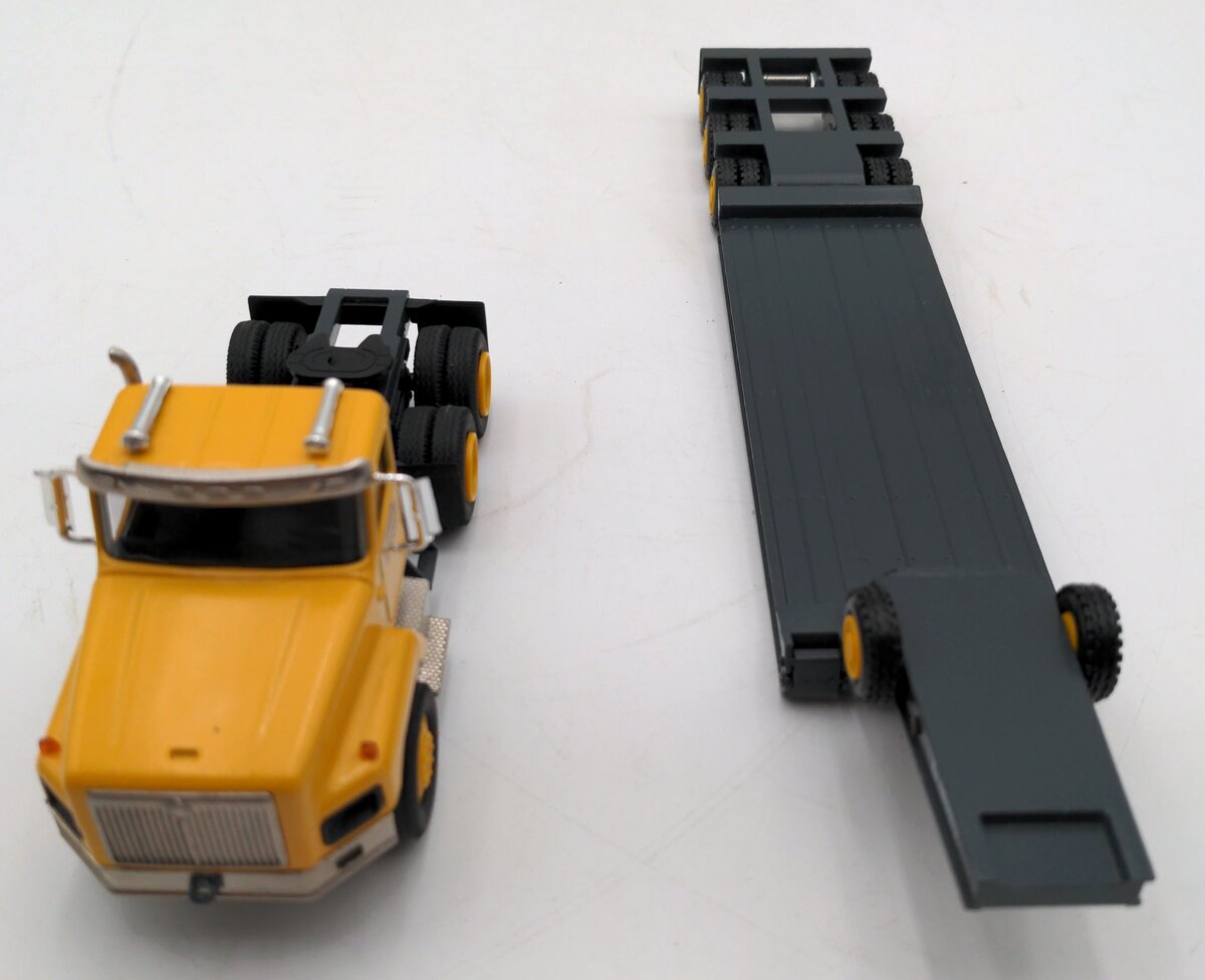 Conrad 0012 1:50 International 5600i Komatsu Truck w/ Talbert Lowboy Trailer NIB