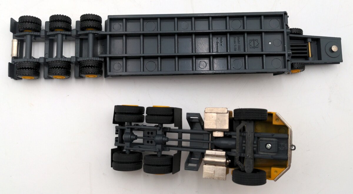Conrad 0012 1:50 International 5600i Komatsu Truck w/ Talbert Lowboy Trailer NIB