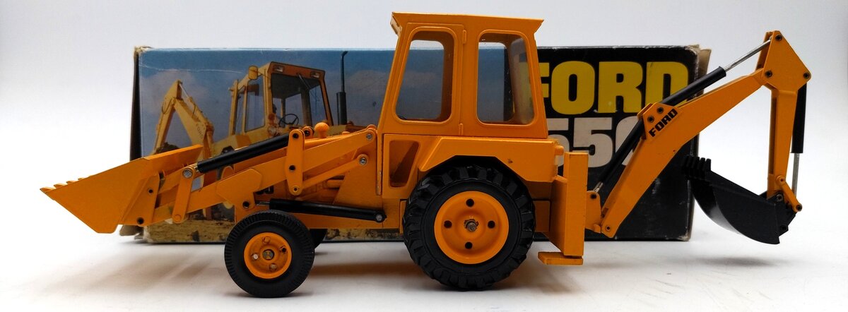 NZG 161 1:32 Scale Diecast Ford 550 Backhoe VG/Box