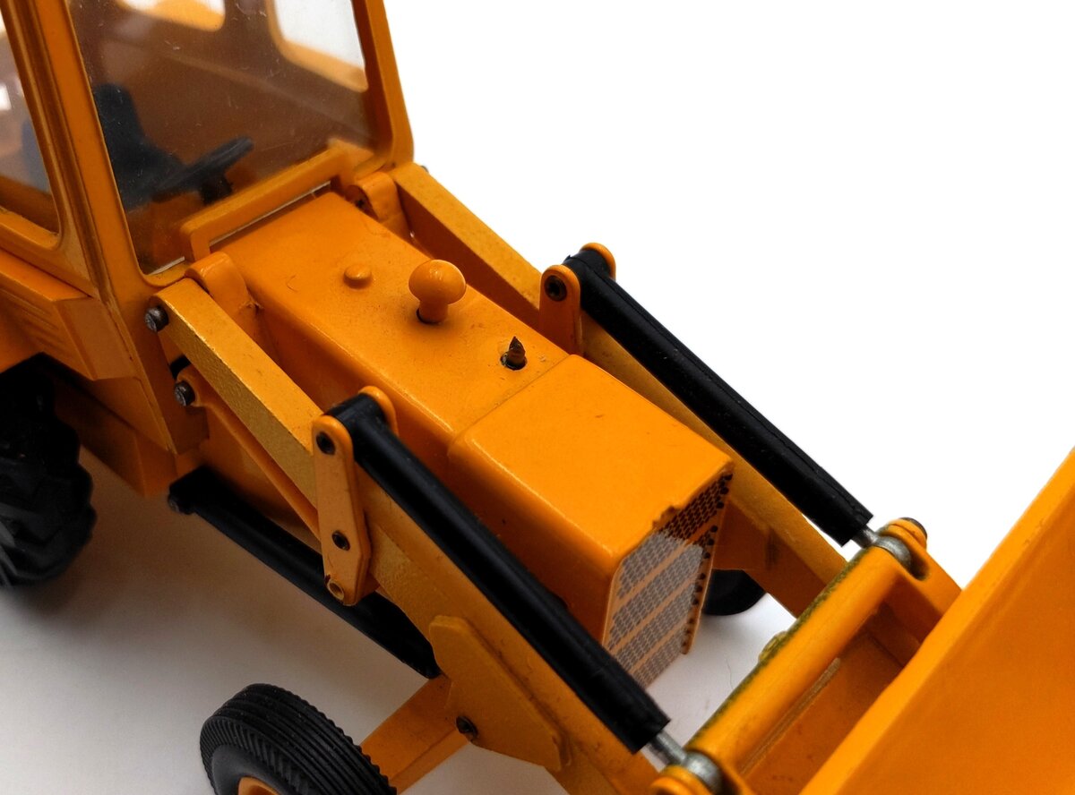 NZG 161 1:32 Scale Diecast Ford 550 Backhoe VG/Box