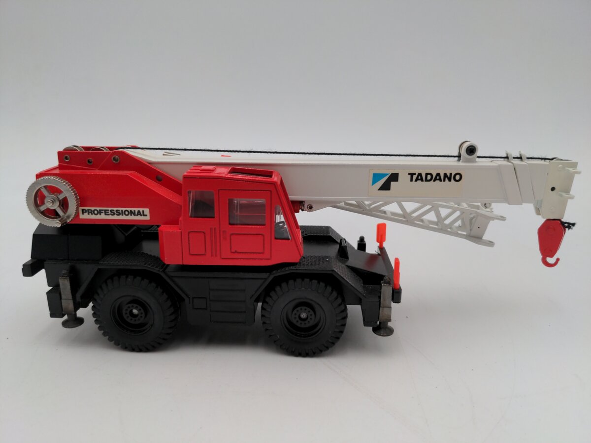 Tadano 1:50 Scale Diecast Rough Terrain Crane - Red & White EX/Box