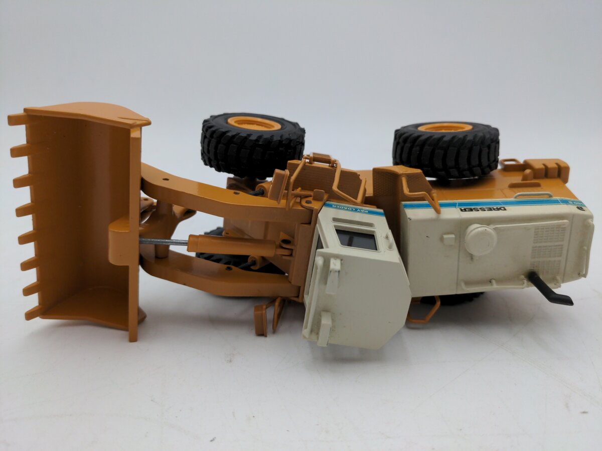 Conrad 2420 1:50 Scale Dresser 560B Pay Loader EX/Box