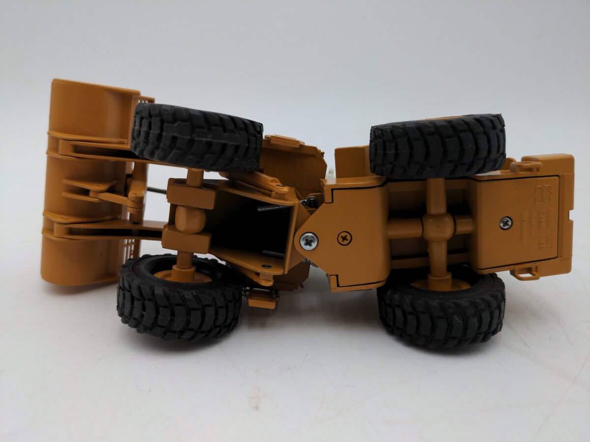 Conrad 2420 1:50 Scale Dresser 560B Pay Loader EX/Box