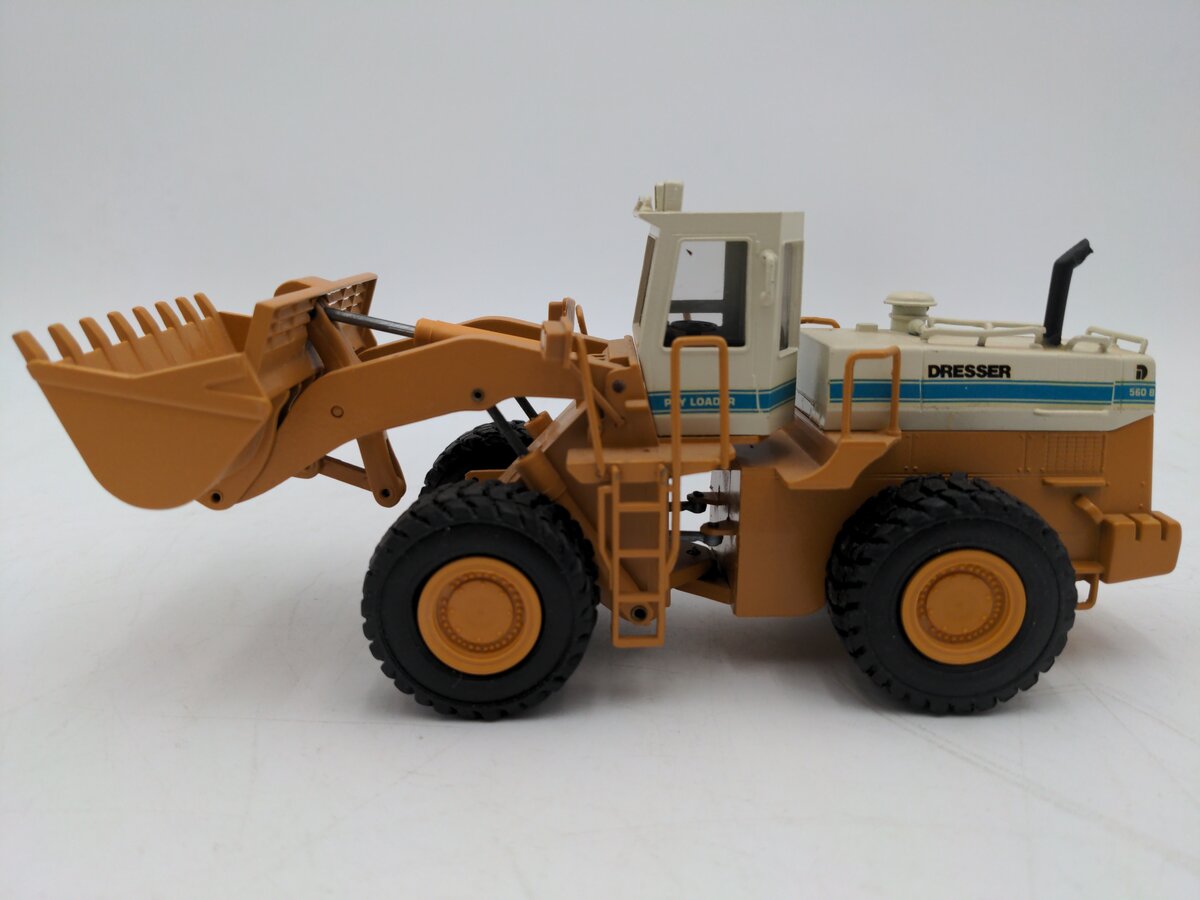 Conrad 2420 1:50 Scale Dresser 560B Pay Loader EX/Box