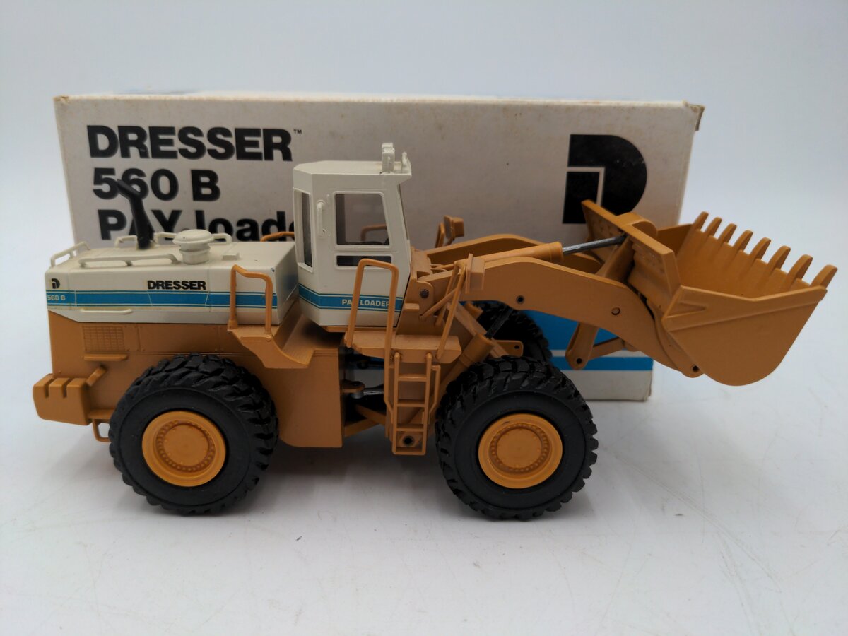Conrad 2420 1:50 Scale Dresser 560B Pay Loader EX/Box