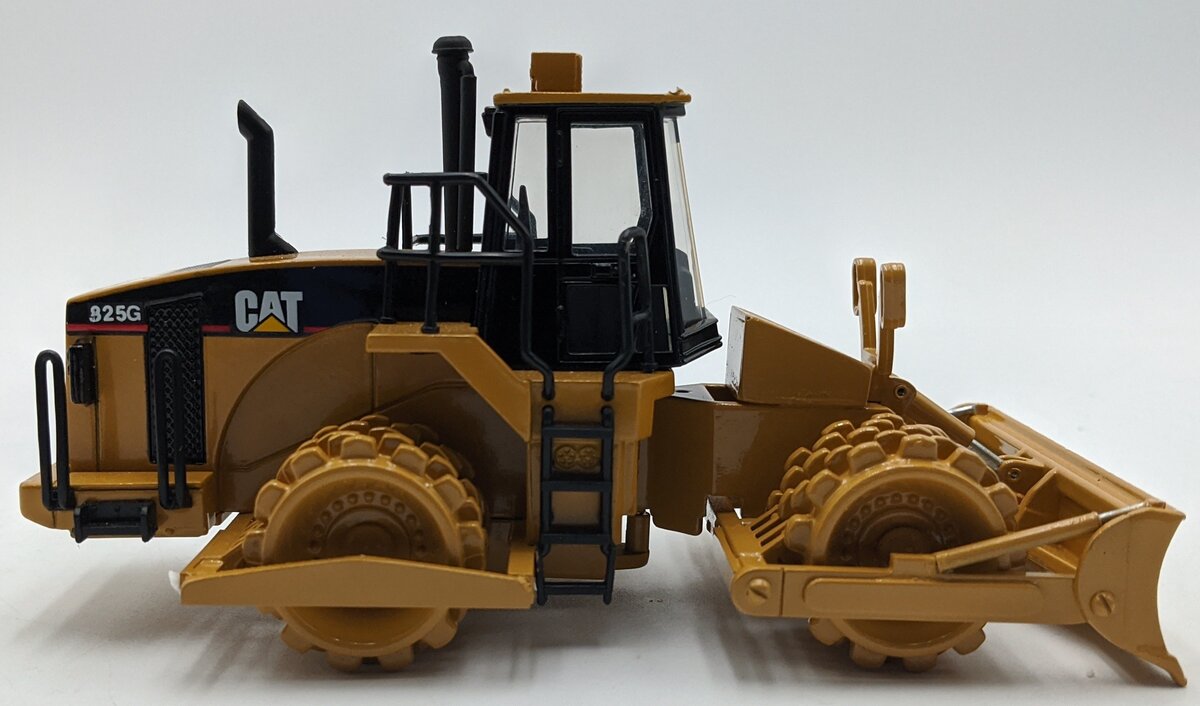 Norscot 1:50 Diecast Custom Caterpillar 825G Soil Compactor NEW