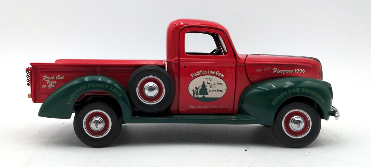 Franklin Mint B11XD72 1:24 1940 Ford Limited Edition Christmas Pick up Truck  EX/Box
