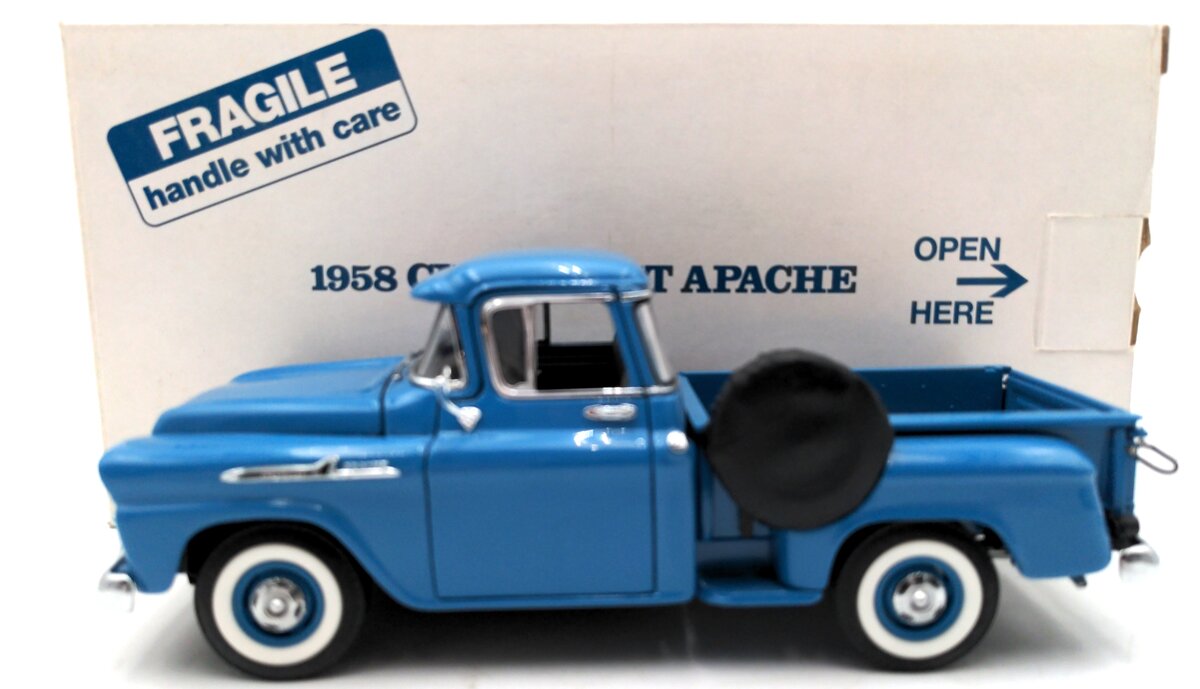 Danbury Mint 20840 1:24 Chevy 1958 Apache Truck-Blue LN/Box