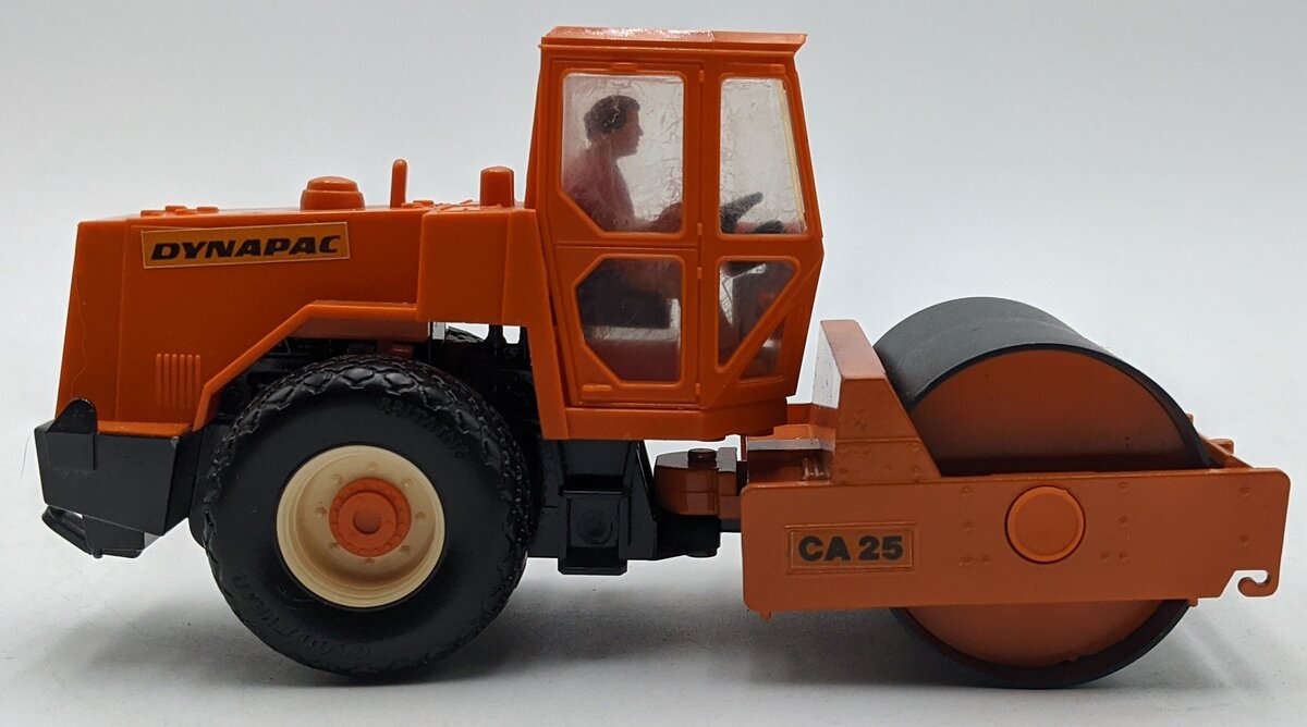 W. Britain 9912 1:35 Diecast Dynapac CA25 Road Roller NIB