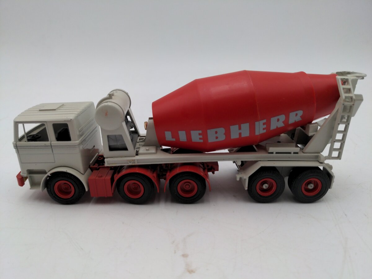 Gescha 1001 1:50 Scale Diecast Liebherr Cement Mixer - Red & White VG
