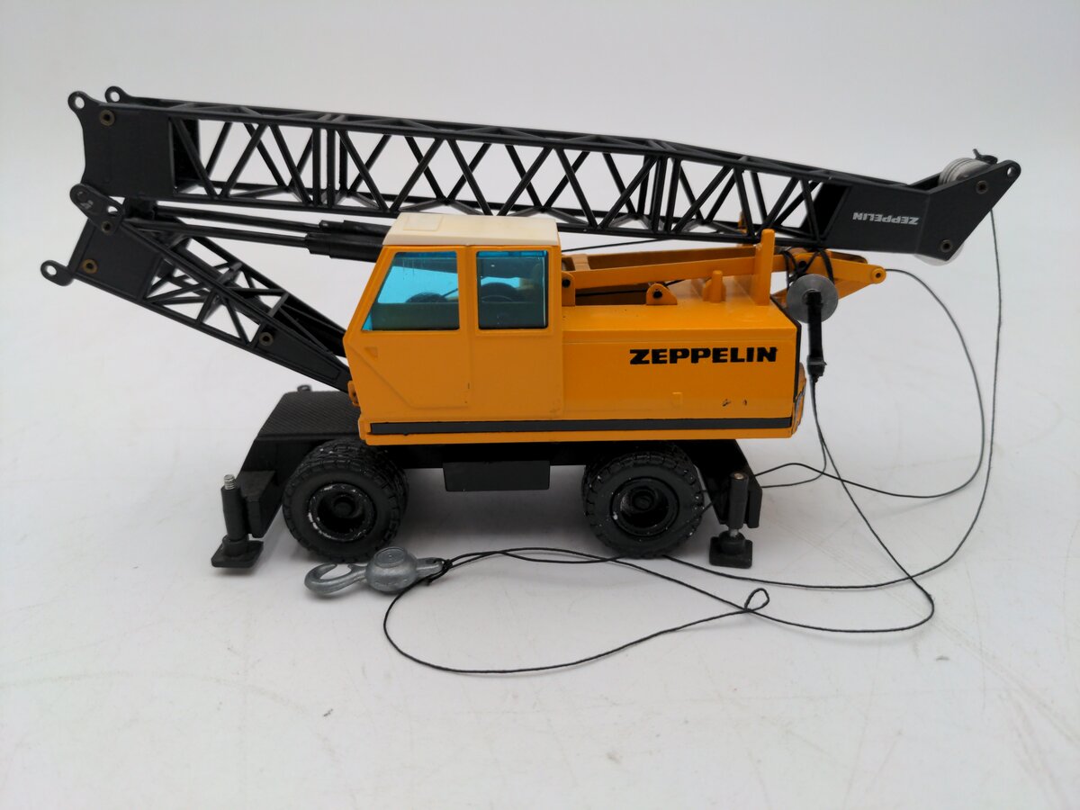 Conrad 2810 1:50 Scale Diecast Sennebogen Wheeled Crane VG/Box