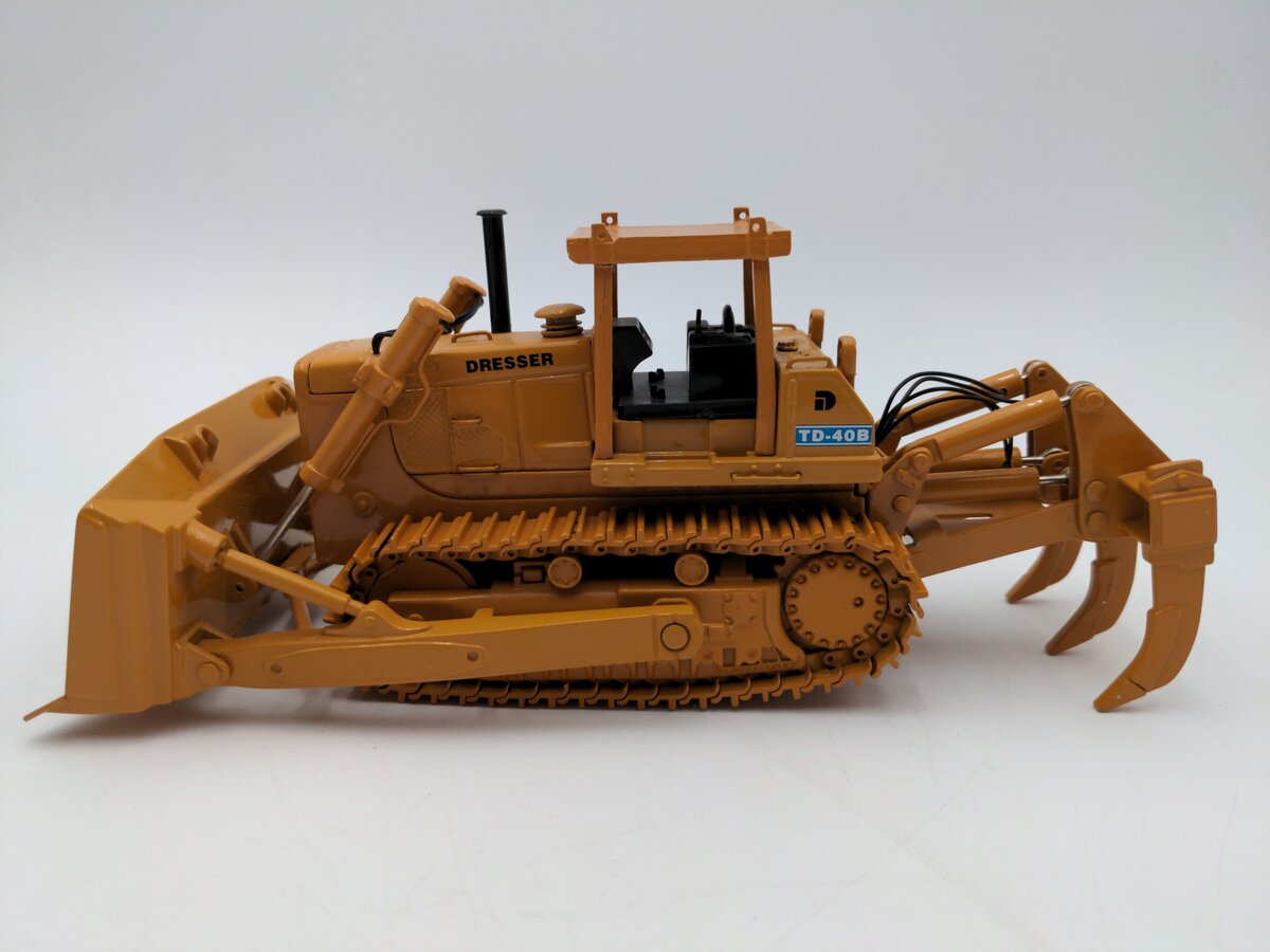 CCM 1:48 Scale Diecast Dresser TD-40B Dozer with Ripper and Cab VG/Box