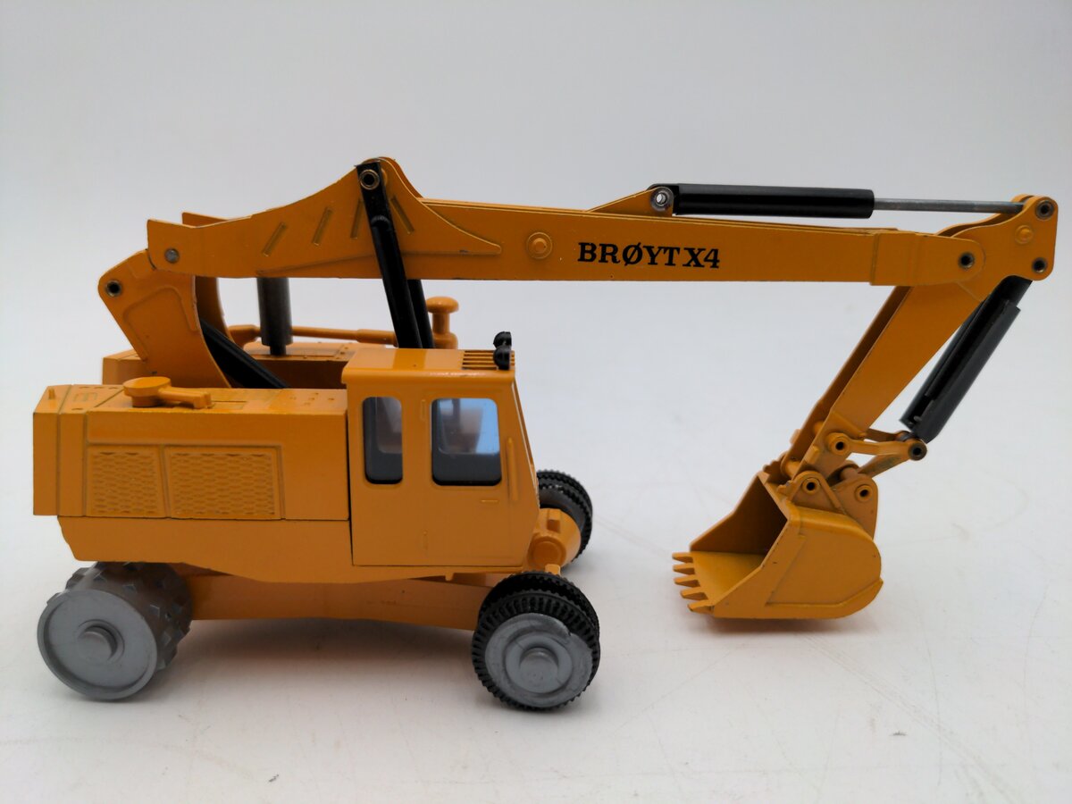 NZG 118 1:50 Scale Diecast X4 Hydraulic Excavator - Yellow VG/Box