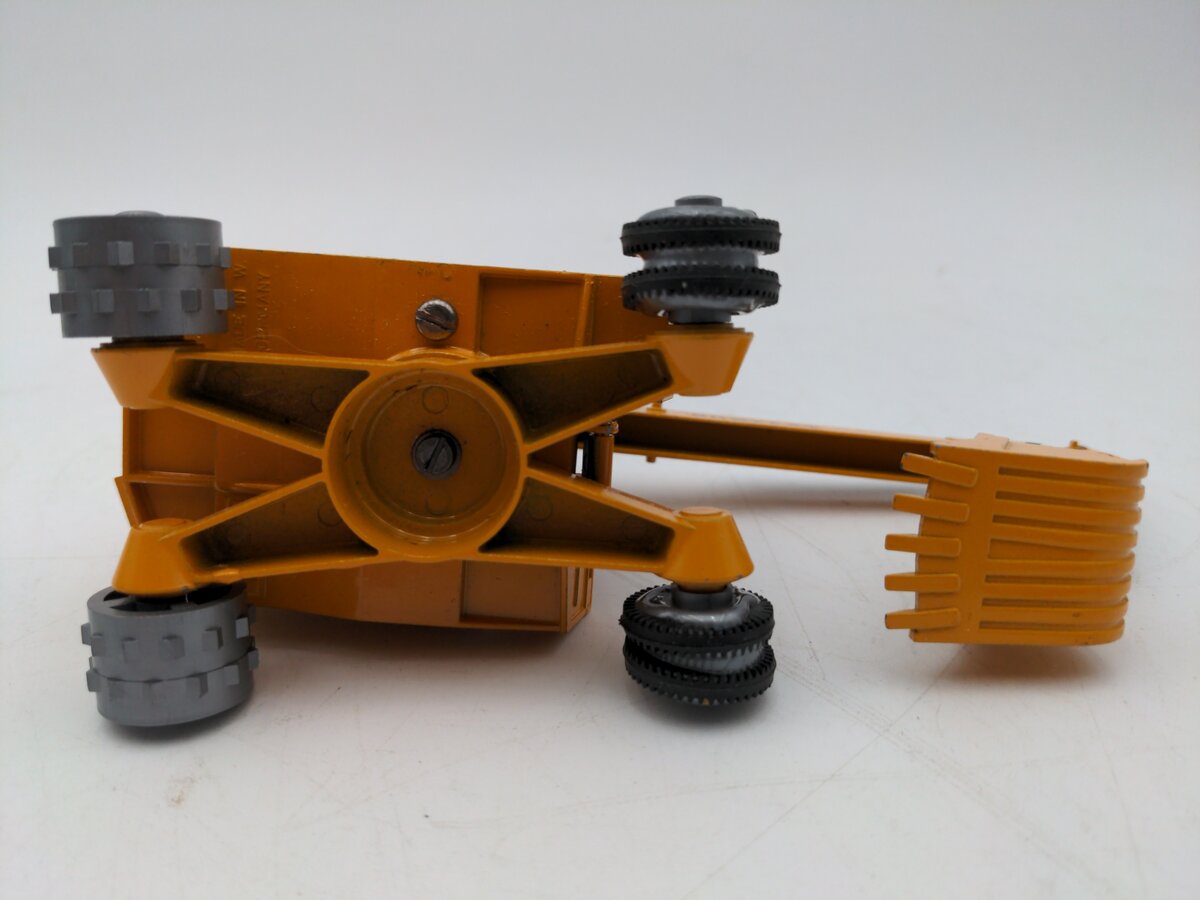 NZG 118 1:50 Scale Diecast X4 Hydraulic Excavator - Yellow VG/Box