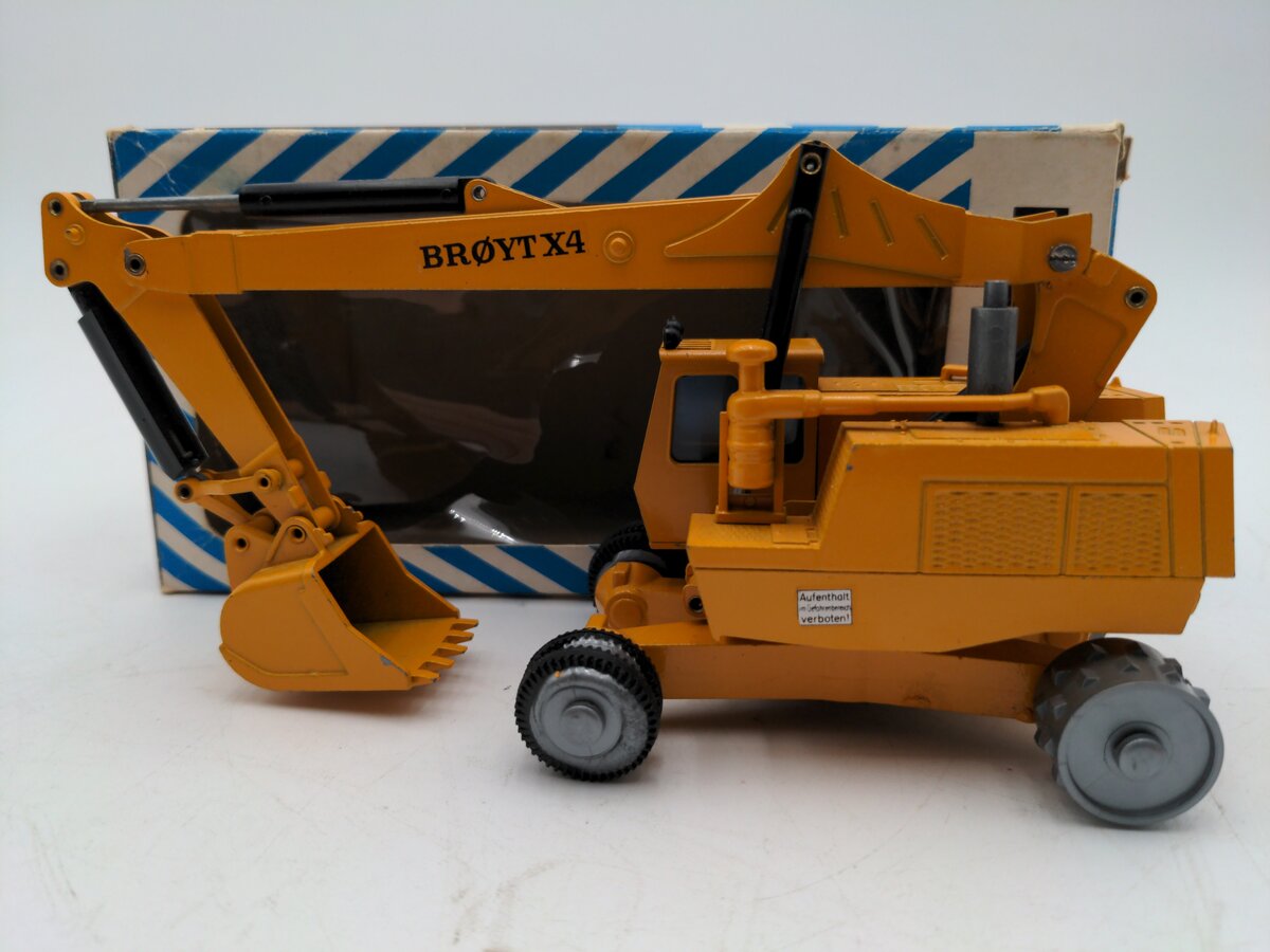 NZG 118 1:50 Scale Diecast X4 Hydraulic Excavator - Yellow VG/Box