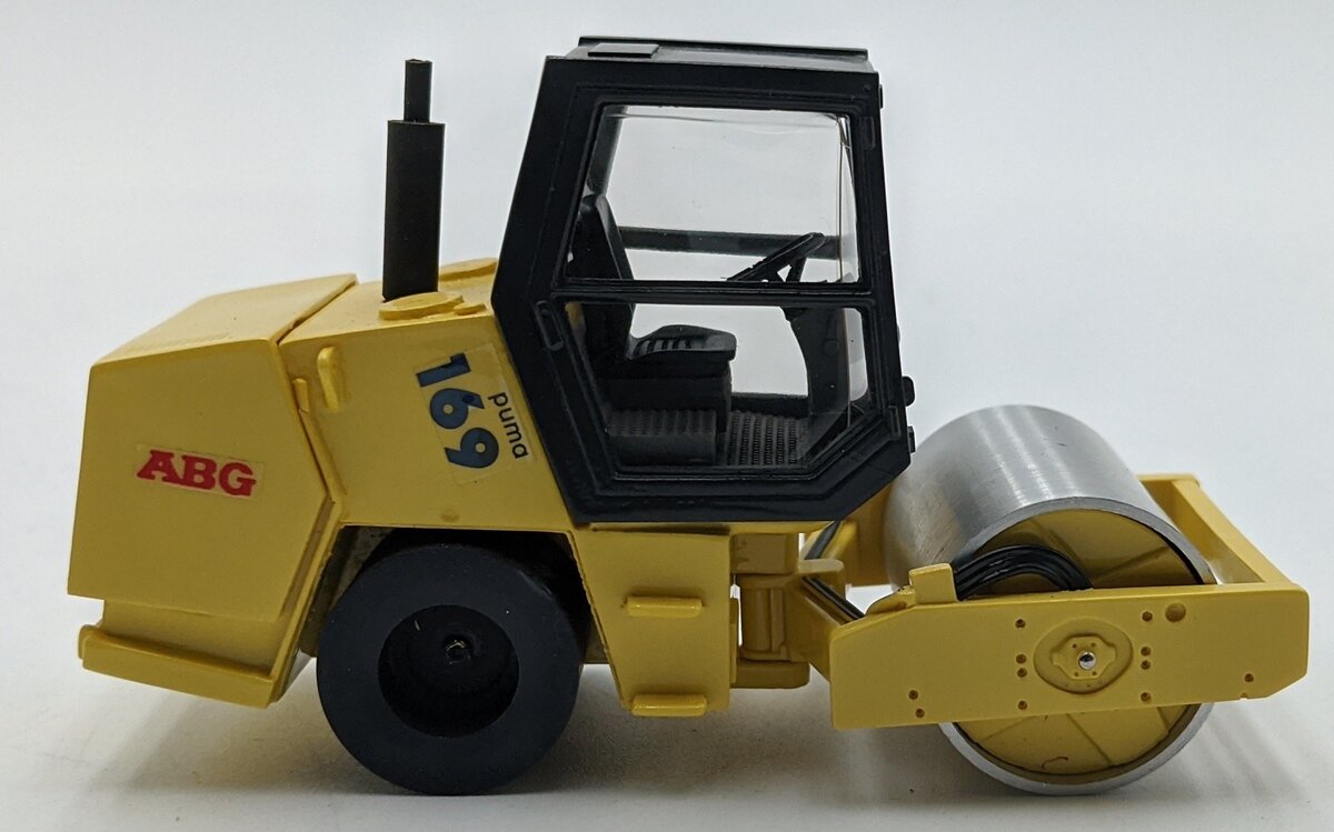 Siku 1:50 Diecast ABG Puma 169 Roller w/ Black Cab VG