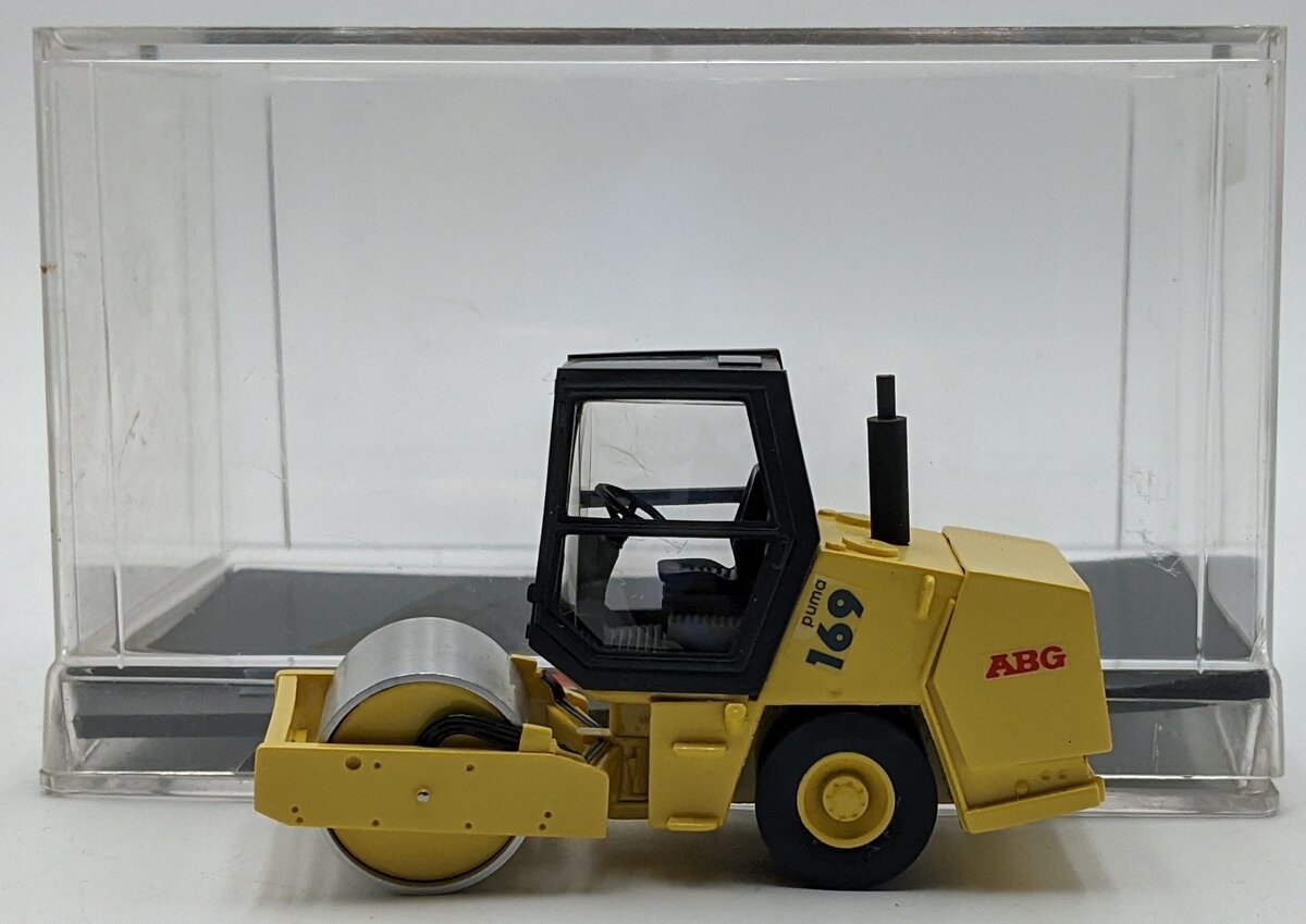 Siku 1:50 Diecast ABG Puma 169 Roller w/ Black Cab VG