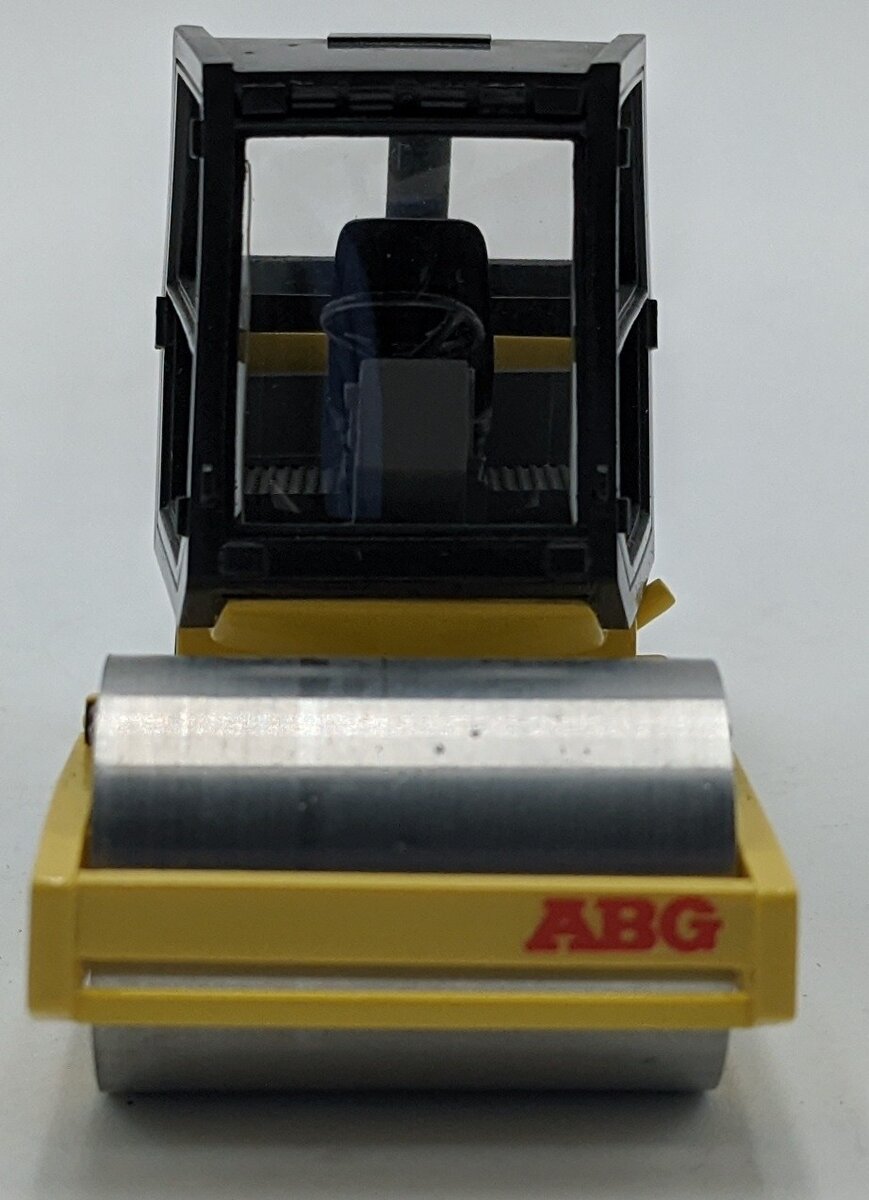 Siku 1:50 Diecast ABG Puma 169 Roller w/ Black Cab VG