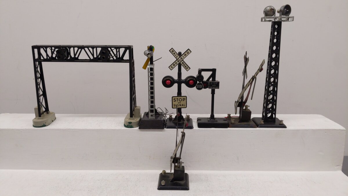 Marx & Lionel O Gauge Assorted Signals & Floodlight Tower [7]