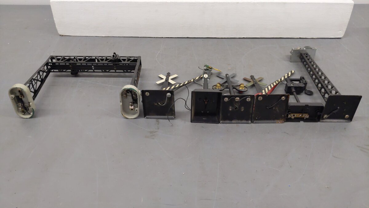 Marx & Lionel O Gauge Assorted Signals & Floodlight Tower [7]