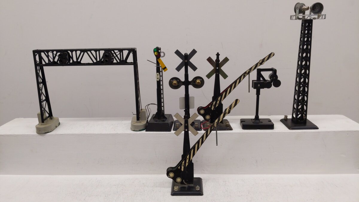 Marx & Lionel O Gauge Assorted Signals & Floodlight Tower [7]