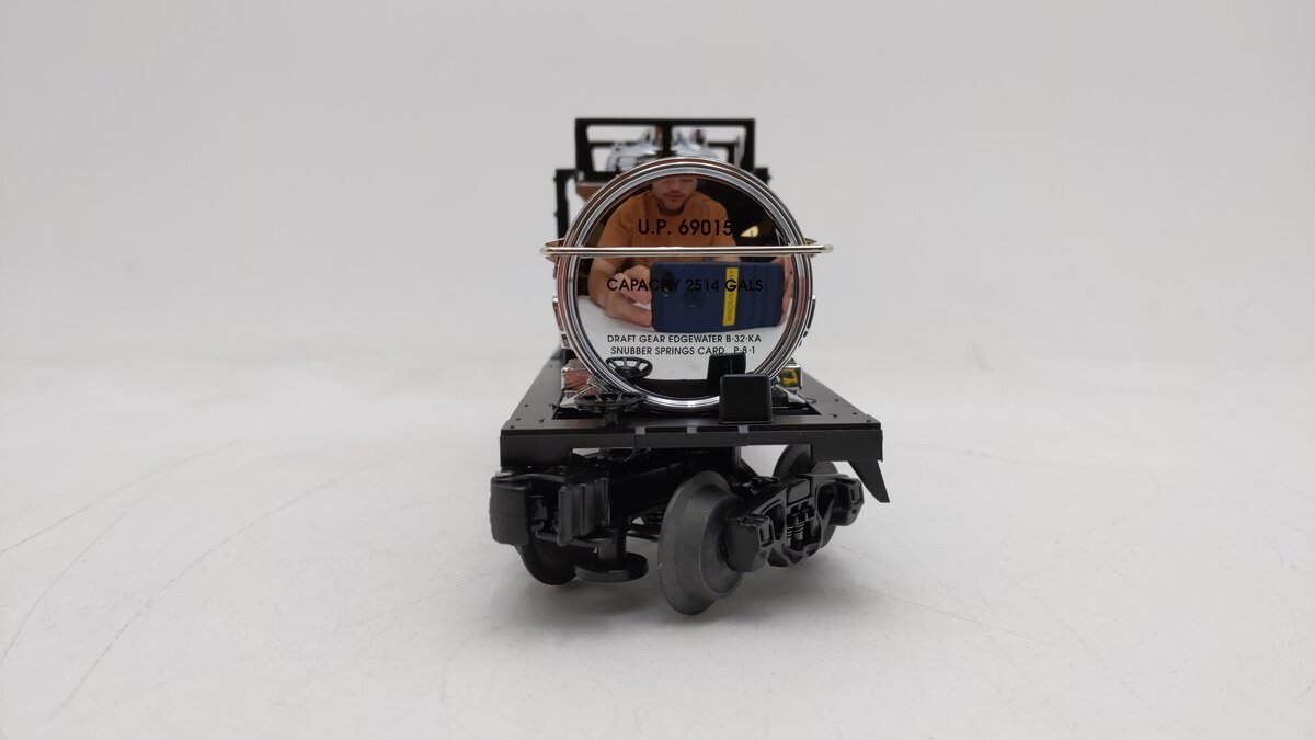 Lionel 6-26132 O Gauge Union Pacific Single Dome Chrome Tank Car #69015 EX/Box