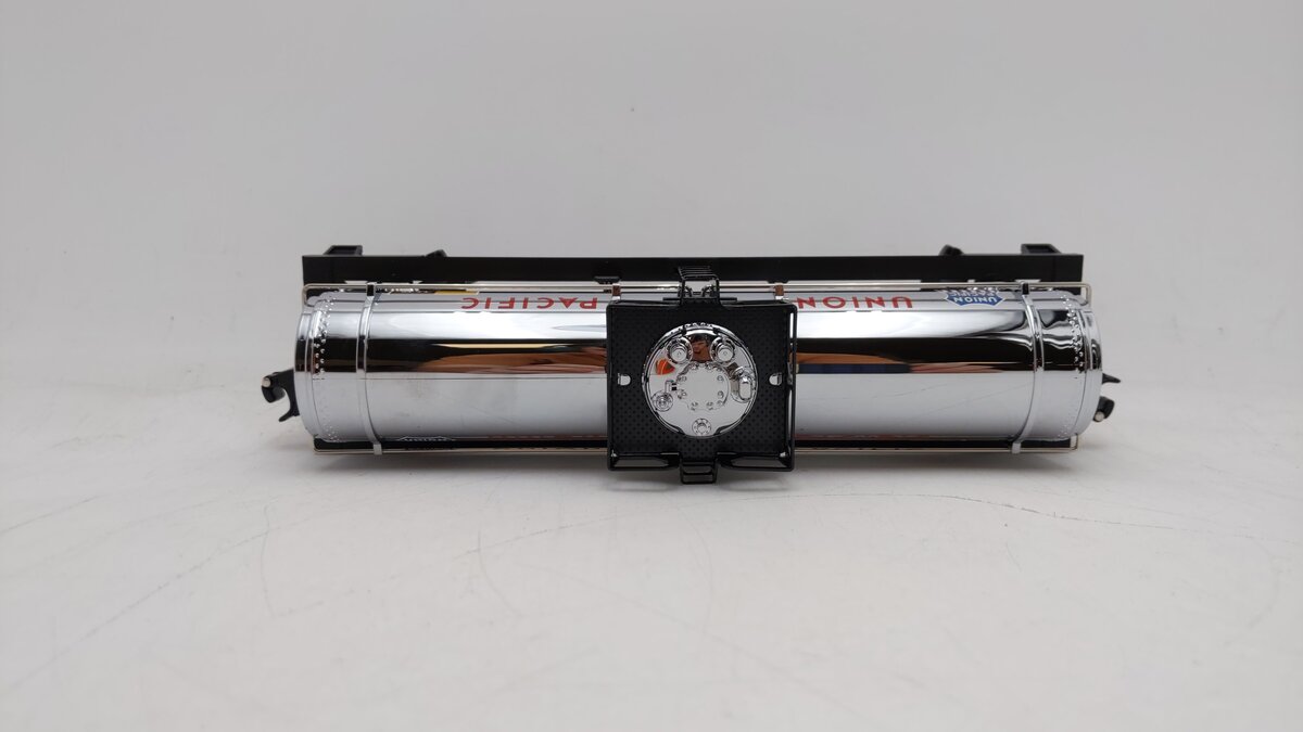 Lionel 6-26132 O Gauge Union Pacific Single Dome Chrome Tank Car #69015 EX/Box