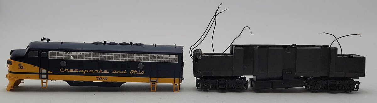 InterMountain 49019WD-01 HO Scale C&O F7A Phase I Diesel Locomotive #7010 VG/Box