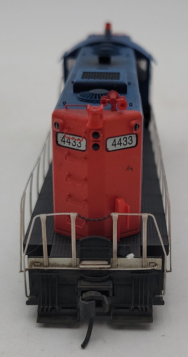 Walthers 920-40876 HO Grand Trunk Western GP9 with Standard DCC #4433/Box
