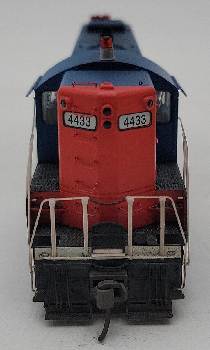 Walthers 920-40876 HO Grand Trunk Western GP9 with Standard DCC #4433/Box