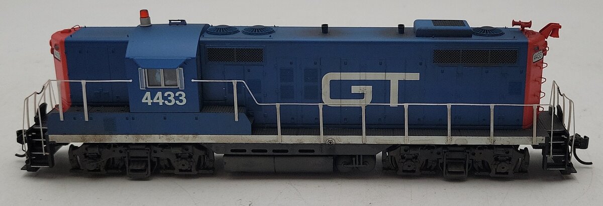 Walthers 920-40876 HO Grand Trunk Western GP9 with Standard DCC #4433/Box