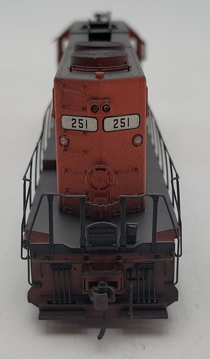 Athearn 88626 HO Weathered DT&I RTR SD38 Diesel Locomotive with DCC & Sound #251/Box