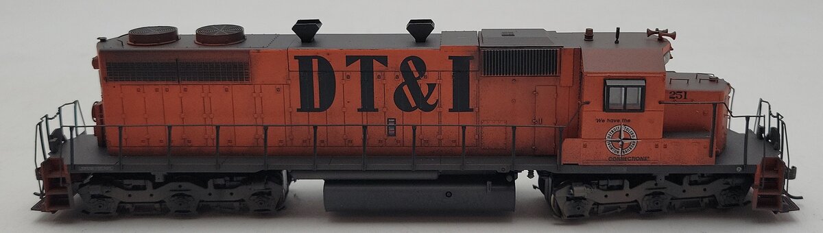 Athearn 88626 HO Weathered DT&I RTR SD38 Diesel Locomotive with DCC & Sound #251/Box