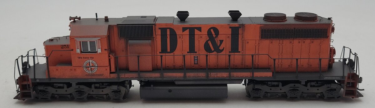 Athearn 88626 HO Weathered DT&I RTR SD38 Diesel Locomotive with DCC & Sound #251/Box