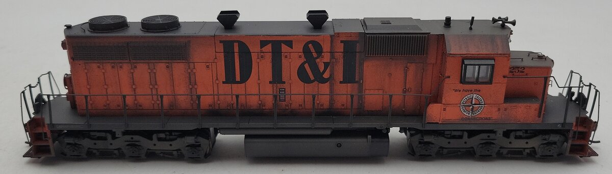 Athearn 88627 HO Weathered DT&I RTR SD38 Diesel Locomotive with DCC & Sound #252/Box
