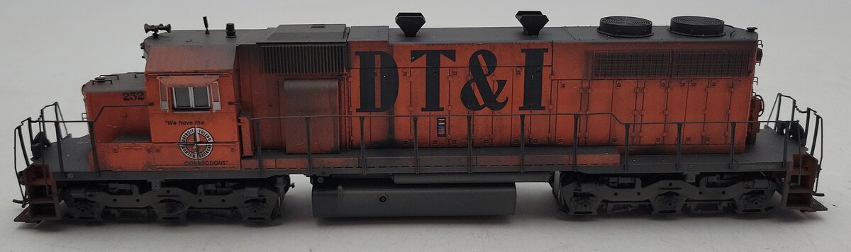 Athearn 88627 HO Weathered DT&I RTR SD38 Diesel Locomotive with DCC & Sound #252/Box