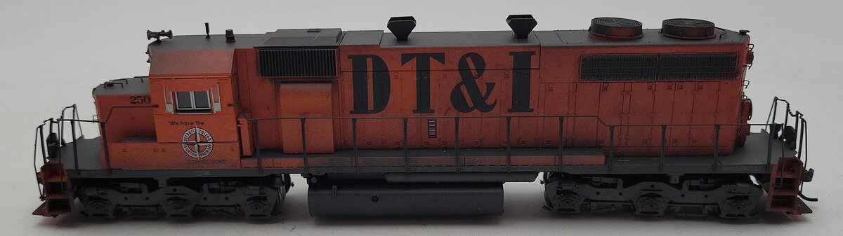 Athearn 88625 HO DT&I RTR SD38 Diesel Locomotive with DCC & Sound #250/Box
