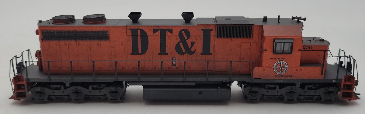 Athearn 88625 HO DT&I RTR SD38 Diesel Locomotive with DCC & Sound #250/Box