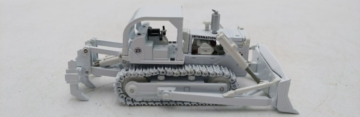 International Harvester TD-25 1:87 Scale Diesel Crawler With Ripper LN/Box