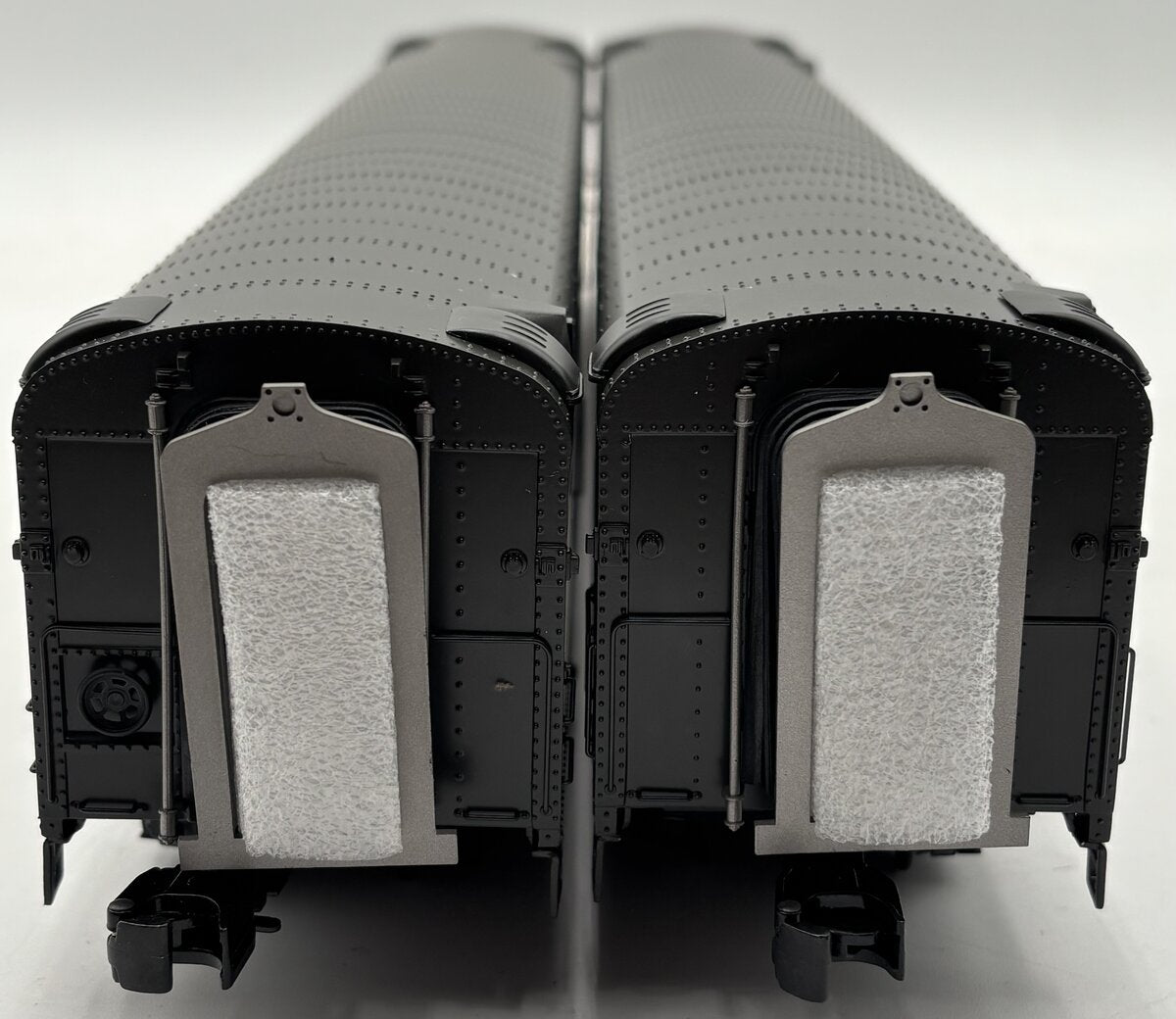 MTH 20-69129 O CNW 70’ Streamlined Baggage/Coach Passenger Car Set (Set of 2) LN/Box