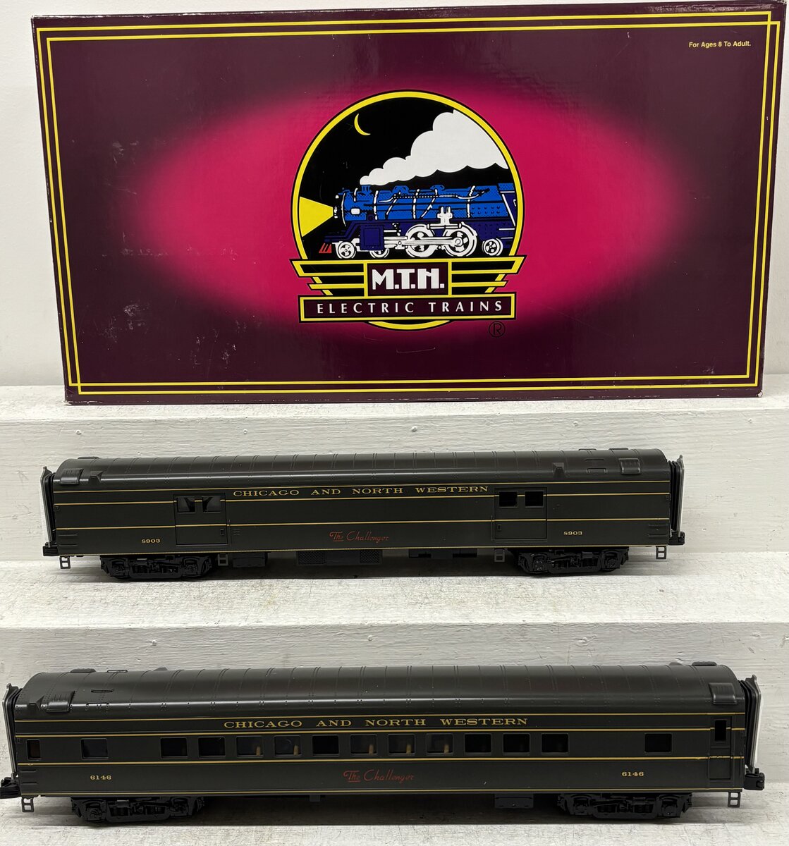 MTH 20-69129 O CNW 70’ Streamlined Baggage/Coach Passenger Car Set (Set of 2) LN/Box