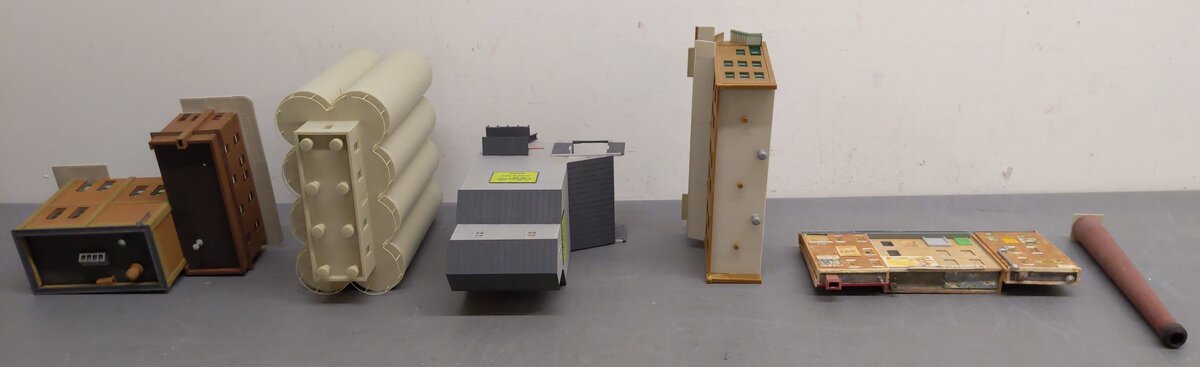 Assorted HO Scale Factory Buildings [6] EX