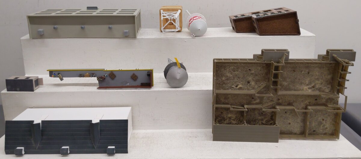 Assorted HO Scale Buildings & Accessories [8] EX
