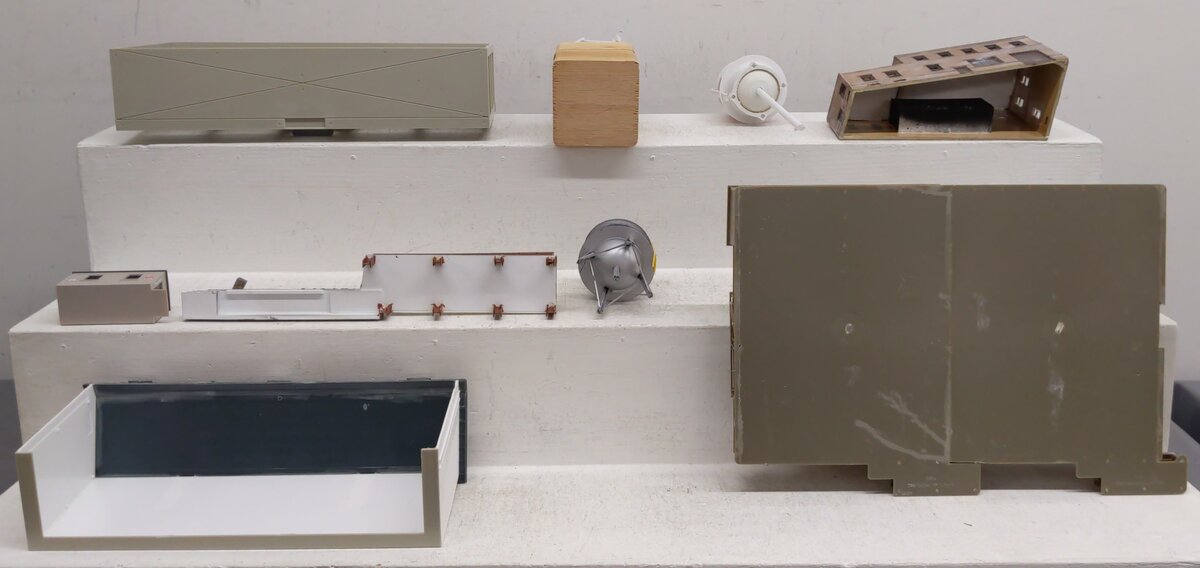 Assorted HO Scale Buildings & Accessories [8] EX