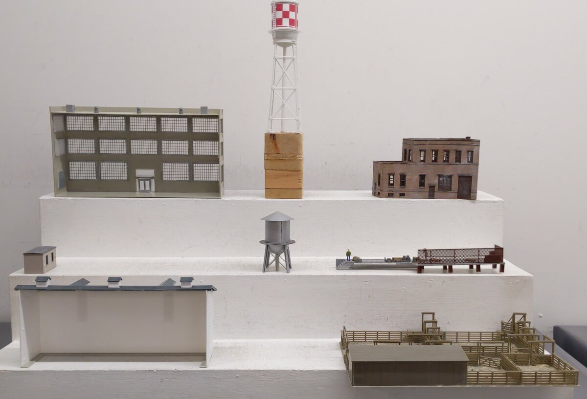 Assorted HO Scale Buildings & Accessories [8] EX